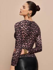 女士长袖豹纹深V领褶皱胸部长袖T恤，秋季印花猎豹纹T恤女式上衣 - 巧克力棕 - 查看 3