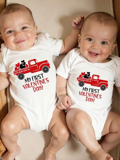 SHEIN Playful Pals Pelele de manga corta para bebé niño con estampado gráfico de camión con forma de corazón y eslogan minimalista lindo, adecuado para crear un ambiente de Día de San Valentín