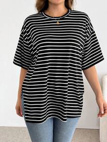 SHEIN Essnce Áo thun ngắn tay kẻ sọc đen trắng dành cho nữ cỡ lớn, thời trang mùa xuân/hè, dáng rộng thoải mái, đa năng, thích hợp mặc hàng ngày, kiểu dáng đơn giản, áo công sở. - Đen và trắng - Xem 6