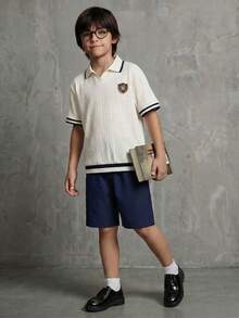 Casuvi Kids 男童两件套：针织纹理 Polo 领短袖 T 恤，饰有撞色条纹，搭配梭织休闲短裤。美式休闲复古学院风，适合春夏日常穿着。 - 藏蓝色 - 查看 3