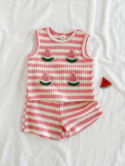 SHEIN 女婴夏季红色草莓印花套装，无袖圆领上衣搭配同色短裤，甜美风格，轻盈设计，适合户外活动、居家休闲和朋友聚会。