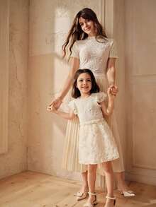SHEIN Áo thun nữ mùa hè kiểu dáng thường ngày, tối giản, màu trơn, chất liệu vải có họa tiết, xếp lớp, bèo nhún ở nách, thích hợp cho mẹ và con gái, kiểu dáng thanh lịch màu be, gồm áo và chân váy Filipiniana, đồ đôi mẹ và con (2 món bán riêng) - trắng - Xem 12