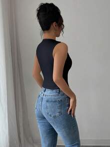 Elenzga Áo tank top nữ dáng ôm, tối giản, màu trơn, cổ chữ V xẻ sâu, cài cúc phía trước, thích hợp mặc hàng ngày đi làm; Áo tank top mùa hè cổ chữ V sâu, áo công sở, áo nữ thanh lịch, áo không tay, áo cài cúc phía trước, áo dáng ôm. - Màu xanh hải quân - Xem 2