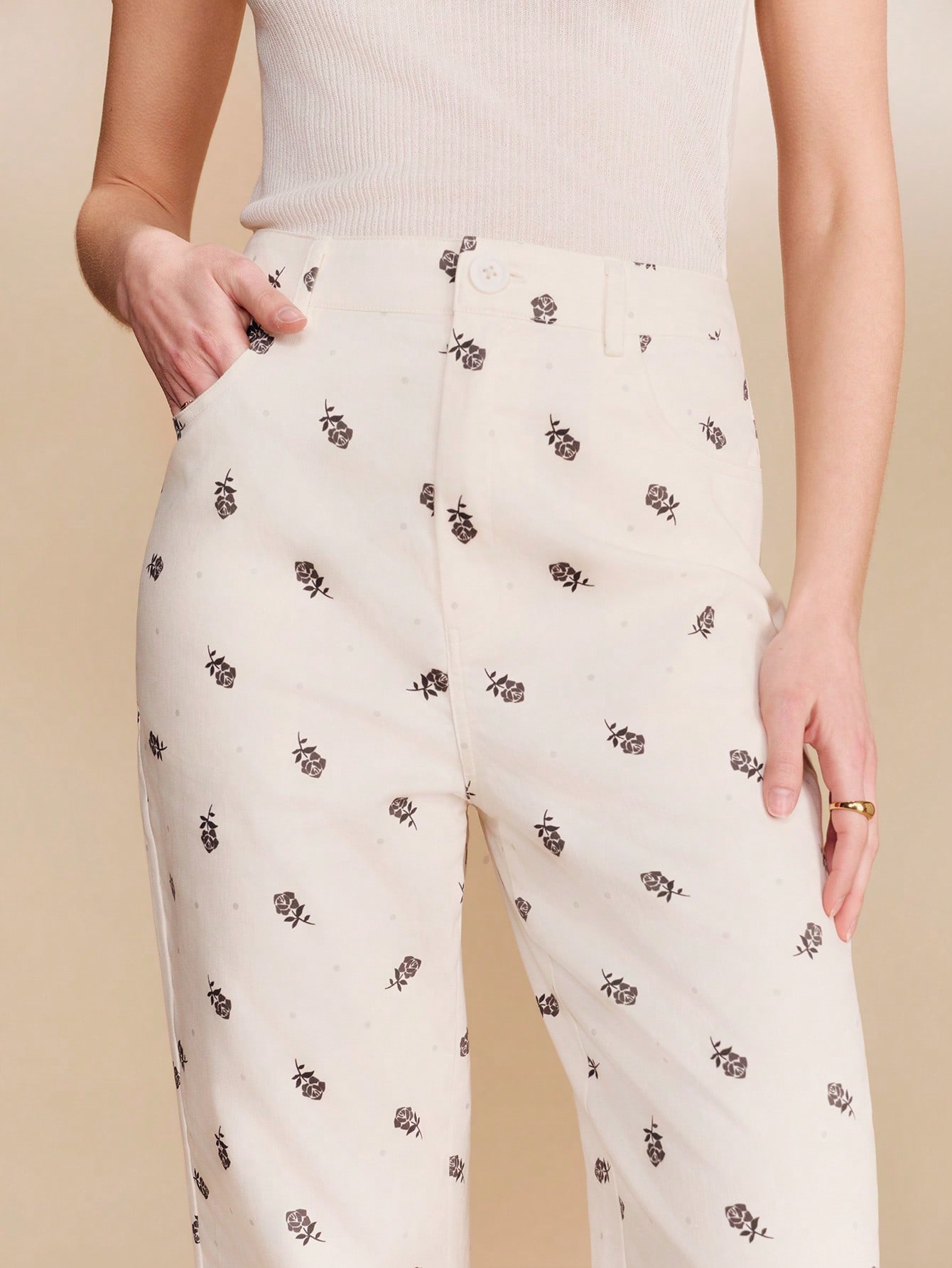 Pantalon droit taille haute crème avec mini-imprimé floral noir. Style vintage, style français, style parisien