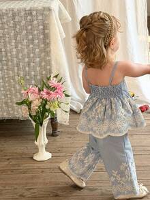 LMoss Kids 女婴夏季休闲乡村度假条纹花卉刺绣荷叶边吊带背心和裤子套装 - 藍白色 - 查看 2