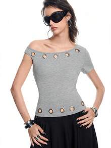 Airlisse Tricou gri tricotat pentru femei, guler asimetric, mânecă scurtă, cu inele de fixare, lungime regulată, stil casual, top de vară, topuri Y2k, topuri de petrecere, topuri gri pentru femei, top cu detalii de fixare, top ajustat pentru femei, top cu umăr dezbrăcat, top la modă pentru femei - Gri - Vizualizare 6