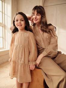 SHEIN Glamorique Kids 少女亮片刺绣雪纺贴花优雅长袖连衣裙 - 杏色 - 查看 4