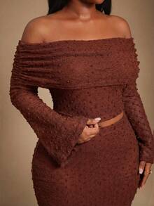 Radiana مجموعة من قطعتين للمرأة ذات الحجم الكبير، تتكون من ملابس علوية طويلة الأكمام ذات فتحة الكتف مع تصميم مضلع وجذاب، وتنورة ذيل السمكة، بلون أحادي أنيق - احمر خشبي - مشاهدة 4