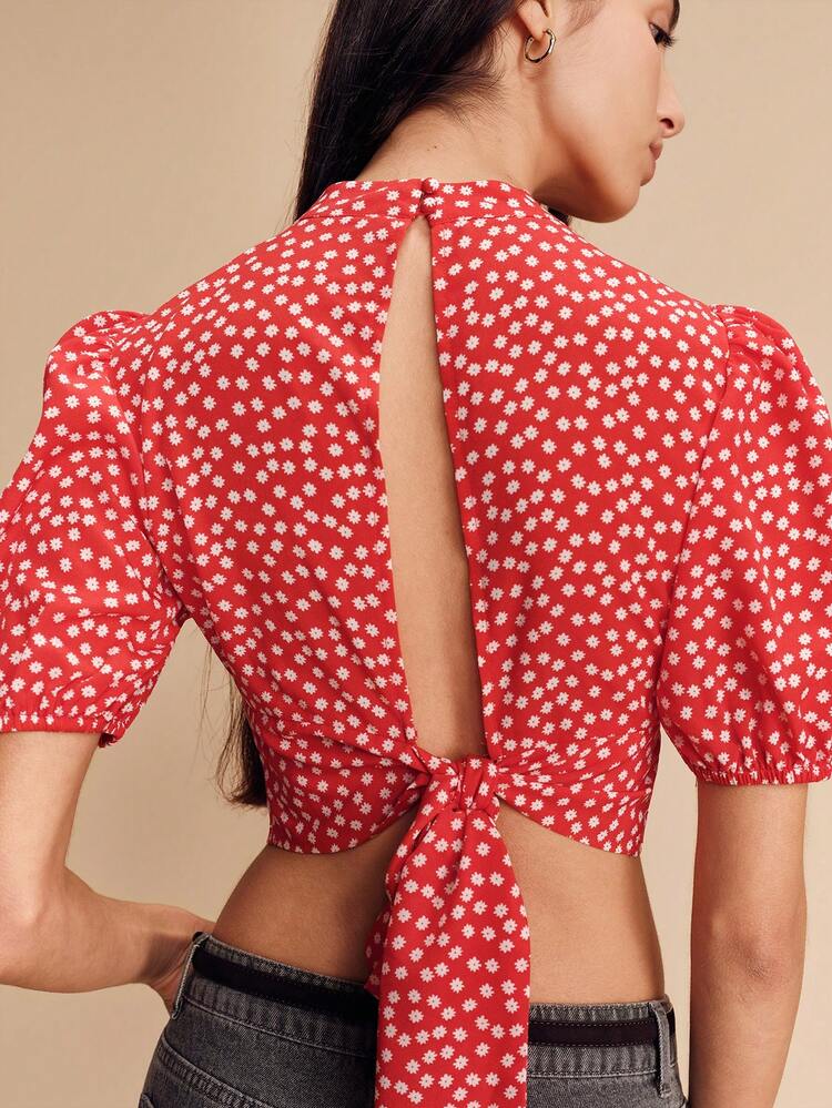 Rote Mini Bluse im Vintage-Stil mit Blumenmuster, kurzen Puffärmeln und Schleifendetail am Rücken. Französischer Pariser Stil, zartes Blumenmuster, Crop-Top, Bluse für Damen, kurze Bluse für den Valentinstag.