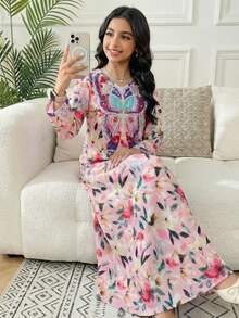 SHEIN 少女粉色花卉蝴蝶印花V领阿拉伯连衣裙，优雅休闲简约的传统长袖阿拉伯连衣裙，适合春夏穿着。 - 粉色 - 查看 4