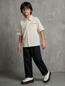 Casuvi Kids 米色都市休闲男童衬衫，面料具有微纹理效果，胸前口袋印有“Believe Dream”手写体字样，右袖口饰有时尚织唛，适合都市、校园、派对等场合。 - 白色 - 查看 1