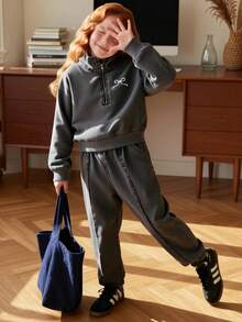 New Arrival Young Girls Denim Two Pieces Outfit, Suitable For Casual Outings, School, Commute, Party, Home, Vacation, Holidays In Autumn/Winter. Spring New Young Girls Black Distressed Washed Casual Loose Cute English Embroidery Zip-Up Denim Sweatshirt Top @ Casual Loose Embroidered Wide-Leg Denim Pants Set, Simple Fashionable Versatile Toddler Track Suit With High Neck And Zipper Kids Two Piece Set Kids Denim Sets - Grey - View 8