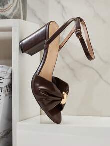 SHUZIA 女士褶皱打结金色五金露趾PU棕色粗跟凉鞋——优雅、精致、适合派对穿着。 - 咖啡棕 - 查看 7