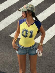 StreetHx 女士春夏学院风数字印花T恤，做旧U领，撞色袖，Y2K街头潮酷风，摇滚朋克风，适合度假、音乐节等场合，修身舒适弹力短袖T恤 - 黃色 - 查看 8