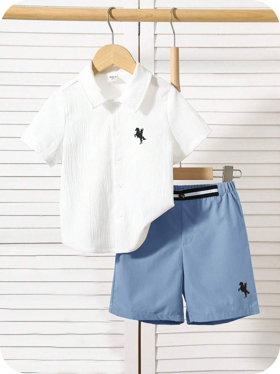 SHEIN 2件套男童休闲舒适日常马匹图案装饰白色领短袖衬衫和短裤套装,适合外出、上学、日常聚会、春夏穿着。 - 霧霾藍 - 查看 1