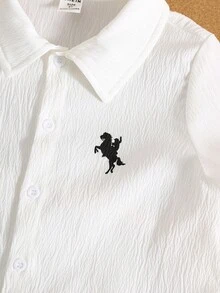 SHEIN 2件套男童休闲舒适日常马匹图案装饰白色领短袖衬衫和短裤套装，适合外出、上学、日常聚会、春夏穿着。 - 霧霾藍 - 查看 4