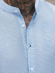 Manfinity CasualCool 男士立领短袖衬衫，浅蓝色纹理休闲轻薄中国风上衣 - 淺藍色 - 查看 6