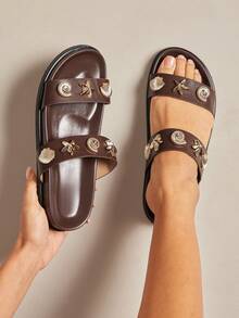 SHUZIA 女士复刻版高级舒适金属装饰双带平底凉鞋 - 巧克力棕 - 查看 3