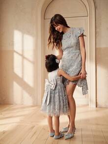 SHEIN Glamorique Kids 蕾丝边缎面露背蝴蝶结派对连衣裙，适合年轻女孩，可搭配家庭装 - 藍白色 - 查看 3