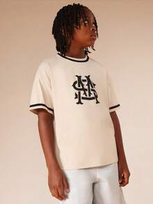 SUMWON Áo thun ngắn tay màu kem cho bé trai, viền đen tương phản và họa tiết in nổi bật ở ngực, chất liệu cotton jersey, kiểu dáng thường ngày, thích hợp mặc mùa hè. - Màu be - Xem 5