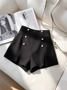 GlowEve CURVE 大码女士优雅纽扣装饰休闲短裤，适合通勤。 - 黑色 - 查看 3