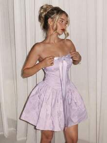 Glamine Charm 缎面拼接蝴蝶结领泡泡裙，公主风，适合约会、度假，无肩带迷你连衣裙，提花面料 - 淡紫色 - 查看 4