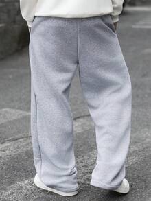 PAVTROS Quần thể thao nam phong cách đường phố trẻ trung, đa năng: Quần ống rộng dáng suông thiết kế xẻ tà, phù hợp cho trang phục đường phố, sinh hoạt thường ngày, đi chơi cuối tuần, lễ hội âm nhạc, tụ họp bạn bè và nhiều dịp khác. Chiếc quần này là một món đồ không thể thiếu trong tủ quần áo của phái mạnh, là món quà tuyệt vời dành cho bạn trai hoặc chồng. - Xám - Xem 2