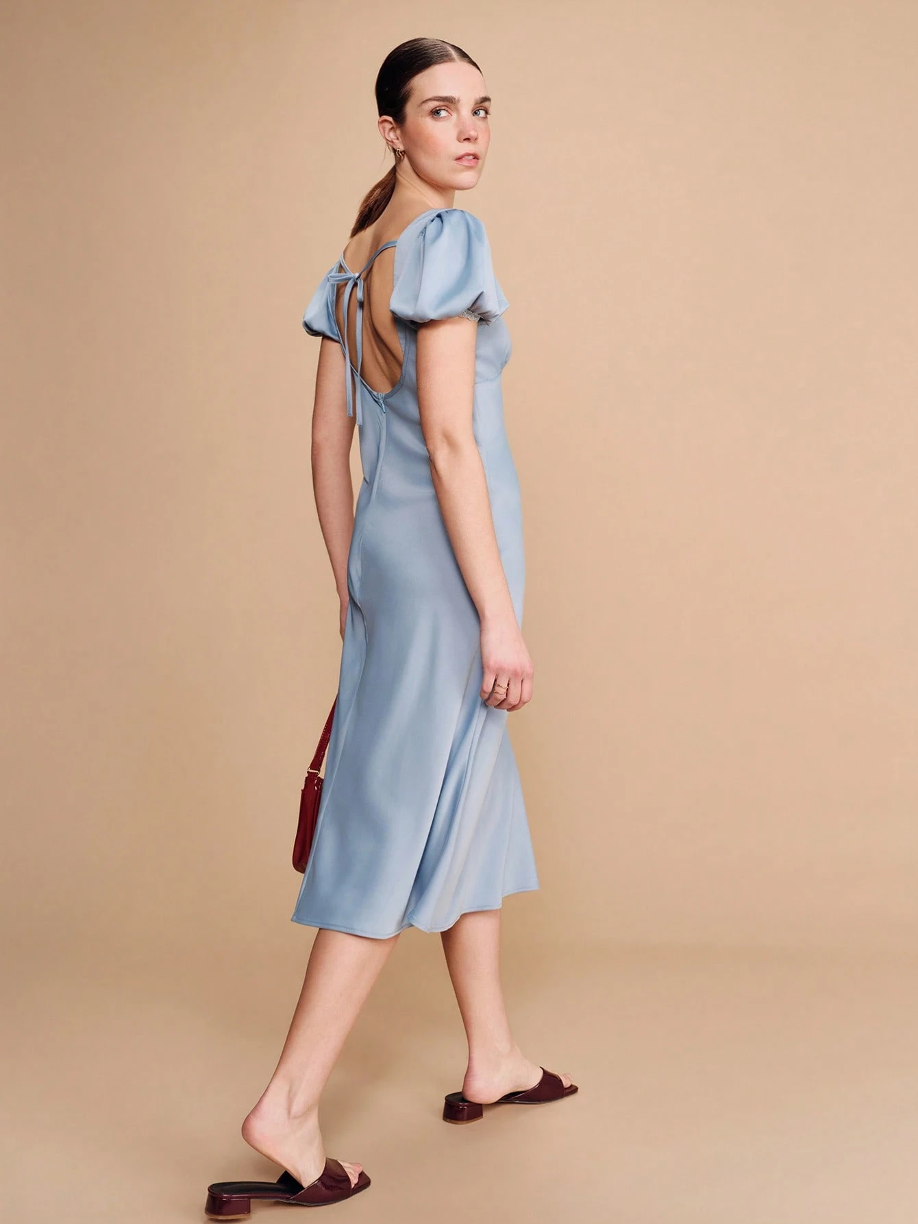 Vestido midi de satén azul cielo con mangas abullonadas y cuello con ribete de encaje, estilo vintage francés, elegante y chic para invitada de boda de primavera, estilo francés parisino