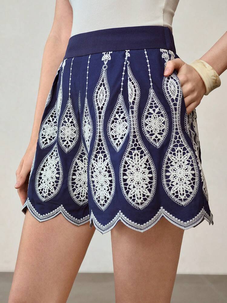 WOMEN'S HOLLOW OUT EMBROIDERY DESIGN CASUAL SHORTS