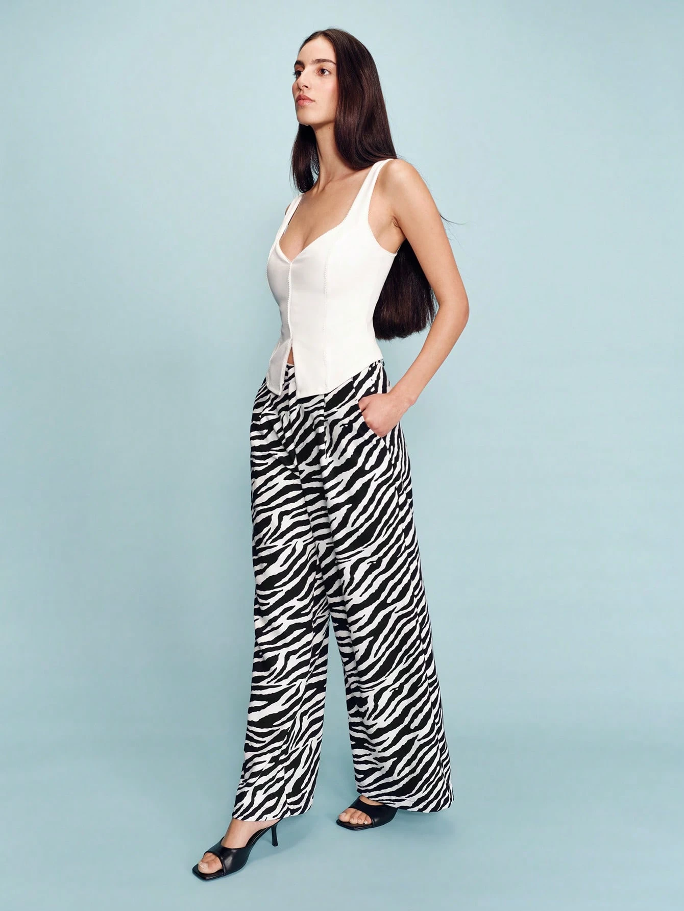 Pantalones de pierna ancha con estampado de cebra en blanco y negro, con talle alto y silueta fluida. Pantalones de estilo primavera-verano con estilo francés y parisino