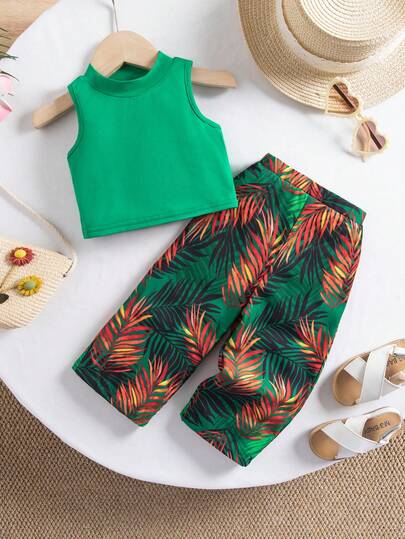 SHEIN 这款女婴两件套可爱百搭的休闲度假针织绿色背心和碎花长裤套装，舒适休闲，百搭时尚，适合日常穿着。完美适用于生日派对、聚会、演出、婚礼、洗礼、开幕式、室内外活动、日常生活、运动、玩耍、派对、拍照、度假和节假日。适合春夏季节穿着。