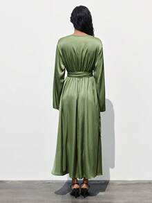 Maija 绿色女士长款连衣裙，腰部系带，V领重叠式长袖 - 軍綠色 - 查看 6