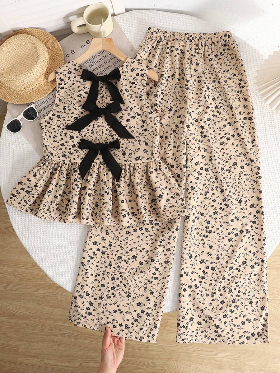 SHEIN Kids Summer Squishy 2pcs/Set Teen Girls Chiffon Ditsy Floral Sleeveless Top And Loose Casual Pants Set, Suitable For Casual, Resort, French Style, Lunch, Party, Countryside Girls Floral Two Piece Set Girls Floral Pants Set Girls Pajamas Floral Spring Clothes For Girls Wide Leg Pants Bowknot Peplum Top Floral Print Set - Apricot - View 1
