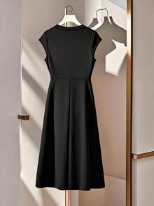 GlowEve CURVE Vestido de talla grande de unicolor con cuello, abotonado, ajustado a la cintura y con malla de red de mariposa 3D - Negro - Ver 2