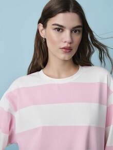 Nöista 这款长袖上衣采用宽松版型，柔软面料上饰有醒目的粉白横条纹。圆领设计，落肩剪裁，穿着舒适自在。是春季女装、春假穿搭、春季服装、休闲装扮以及度假休闲造型的理想之选。 - 粉色 - 查看 6