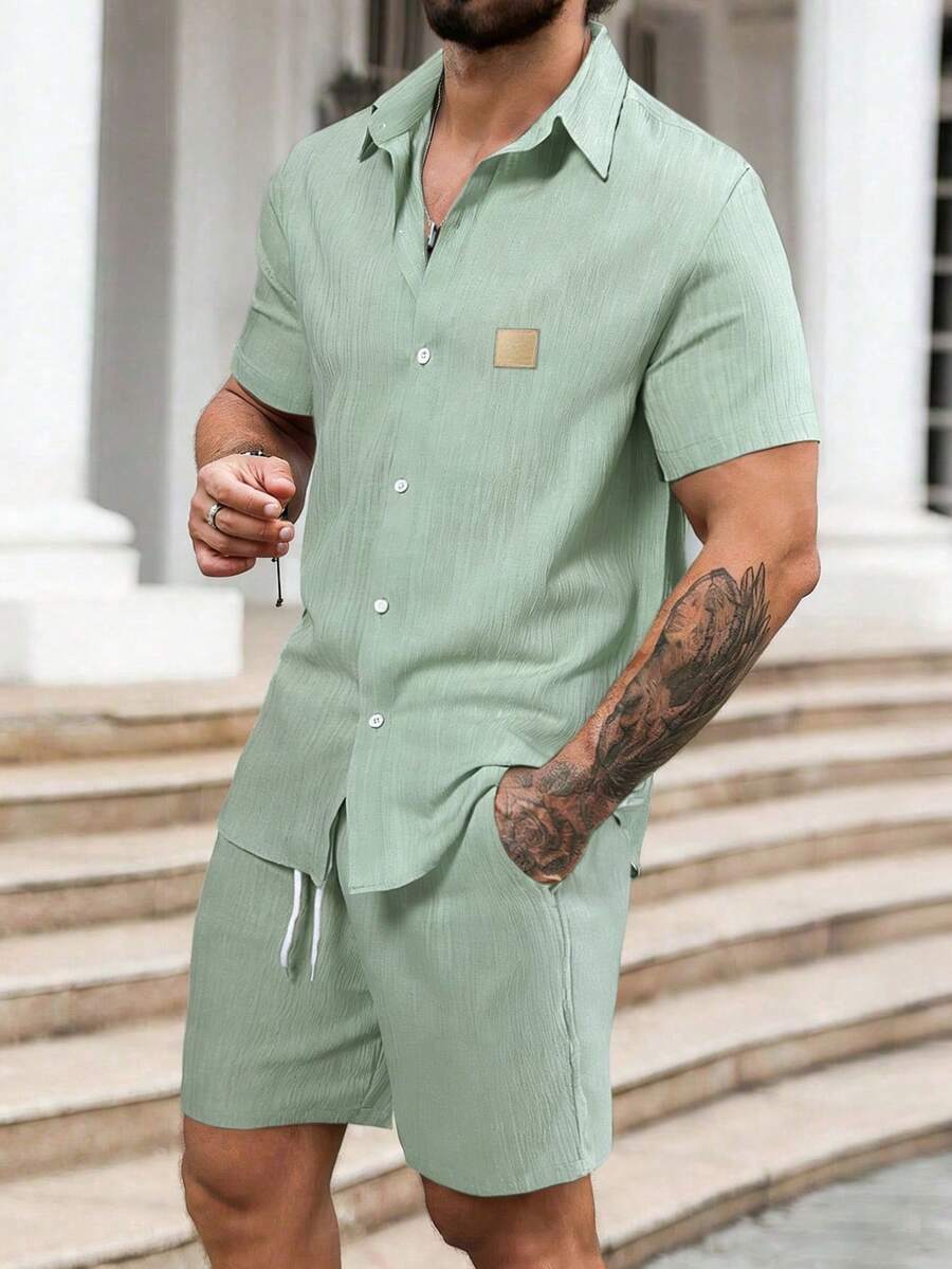Manfinity Homme Bộ áo sơ mi ngắn tay và quần short đơn giản màu trơn dành cho nam, thích hợp mặc hàng ngày. - Màu xanh Bạc hà - Xem 1