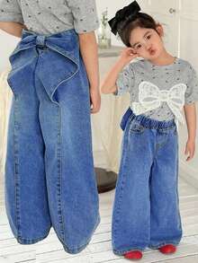 SHEIN 年轻女孩可爱大蝴蝶结后背牛仔休闲阔腿裤，春夏休闲度假乡村波西米亚风装 - 中等水洗藍 - 查看 1