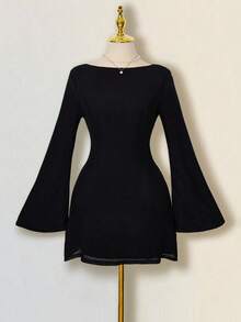 SHEIN ICON Đầm dạ hội ngắn màu đỏ gợi cảm dành cho nữ mùa thu, kiểu dáng xếp ly, tay chuông, hở lưng, cổ tròn, thời trang và thanh lịch. - màu đen - Xem 2