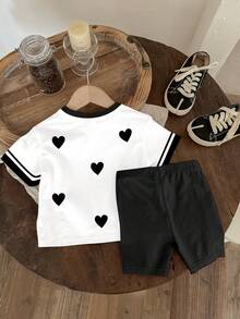 SHEIN 2件套女婴休闲简约迷你爱心图案黑色条纹圆领短袖T恤和打底裤套装，适合春夏日常穿着、度假、Y2K风格、可爱、舒适、儿童日常时尚、儿童秋季时尚、秋季新款、花开时尚、女童套装、两件套、价格实惠、时尚、周末穿搭、儿童套装、紫色婴儿夏季套装、情人节 - 彩色 - 查看 3