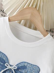 Elladie kids 2 peças/Conjunto Roupa de Estilo Fofo para Meninas Jovens, Inclui Top de Malha de Manga Curta Branca com Detalhe de Laço e Saia Denim Azul Vintage Ajustada com Decoração de Pérolas, Tecido Macio e Confortável, Elegante e Versátil para Primavera/Verão - Azul e Branco - Visão 4