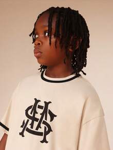 SUMWON Áo thun ngắn tay màu kem cho bé trai, viền đen tương phản và họa tiết in nổi bật ở ngực, chất liệu cotton jersey, kiểu dáng thường ngày, thích hợp mặc mùa hè. - Màu be - Xem 4