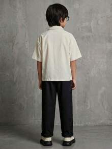 Casuvi Kids 米色都市休闲男童衬衫，面料具有微纹理效果，胸前口袋印有“Believe Dream”手写体字样，右袖口饰有时尚织唛，适合都市、校园、派对等场合。 - 白色 - 查看 2