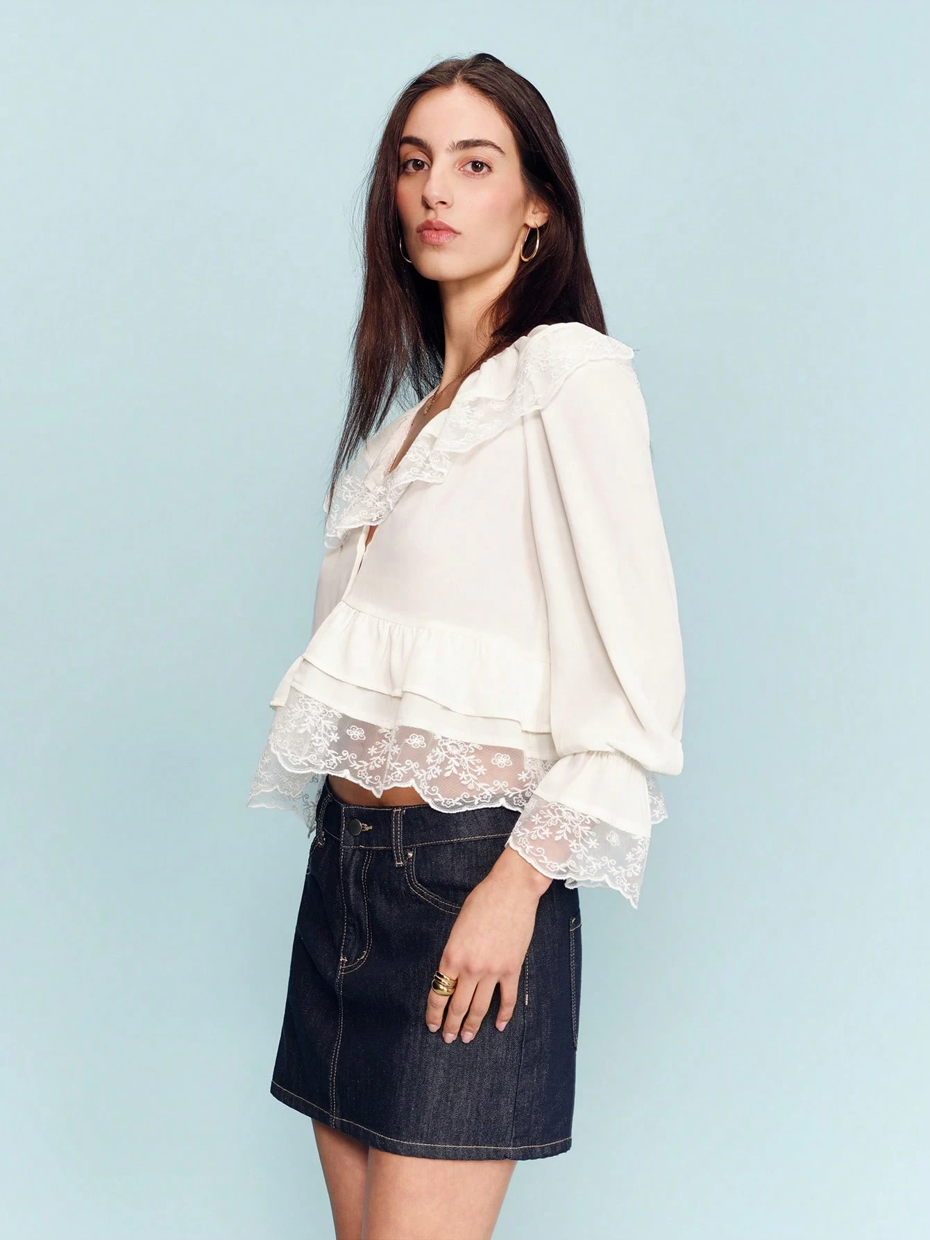Camicetta romantica in chiffon bianco con scollo a V in pizzo arricciato, bottoni davanti e maniche a sbuffo, stile femminile primaverile-estivo, stile francese parigino