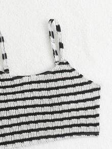 SHEIN 女童条纹两件套泳衣，可爱黑色条纹图案，可调节肩带，高腰泳衣套装，高腰比基尼，保守比基尼套装，度假两件套，两件式泳衣，泳装套装，女童泳装两件套，夏季泳装，沙滩装，女童泳装套装，条纹比基尼套装，少女泳装两件套，两件式沙滩装，黑白条纹泳衣 - 黑與白 - 查看 4