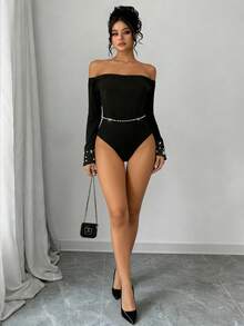 SHEIN Elenzya Mono de manga larga con hombros descubiertos, elegante, ajustado, con perlas en la cintura, sexy y maduro, mono negro para mujer de talla grande - Negro - Ver 5