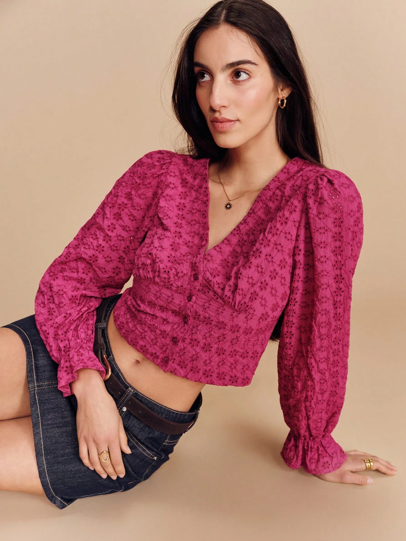 Bluzka z długim rękawem i haftowanym dekoltem w serek w kolorze fuksji z bufiastymi rękawami w romantycznym stylu wiosenno-letnim w stylu francuskim w stylu paryskim