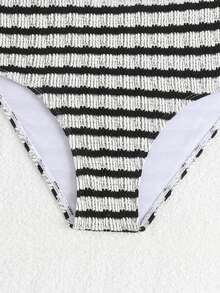 SHEIN 女童条纹两件套泳衣，可爱黑色条纹图案，可调节肩带，高腰泳衣套装，高腰比基尼，保守比基尼套装，度假两件套，两件式泳衣，泳装套装，女童泳装两件套，夏季泳装，沙滩装，女童泳装套装，条纹比基尼套装，少女泳装两件套，两件式沙滩装，黑白条纹泳衣 - 黑與白 - 查看 5