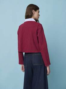 Nöista 酒红色条纹长袖修身上衣，搭配浅蓝色撞色领口和中式打结纽扣，兼具复古优雅与现代女性魅力。短款廓形，版型挺括，是情人节装扮、浪漫约会造型以及春季叠穿高腰裤或半裙的理想之选。 - 紅色 - 查看 2