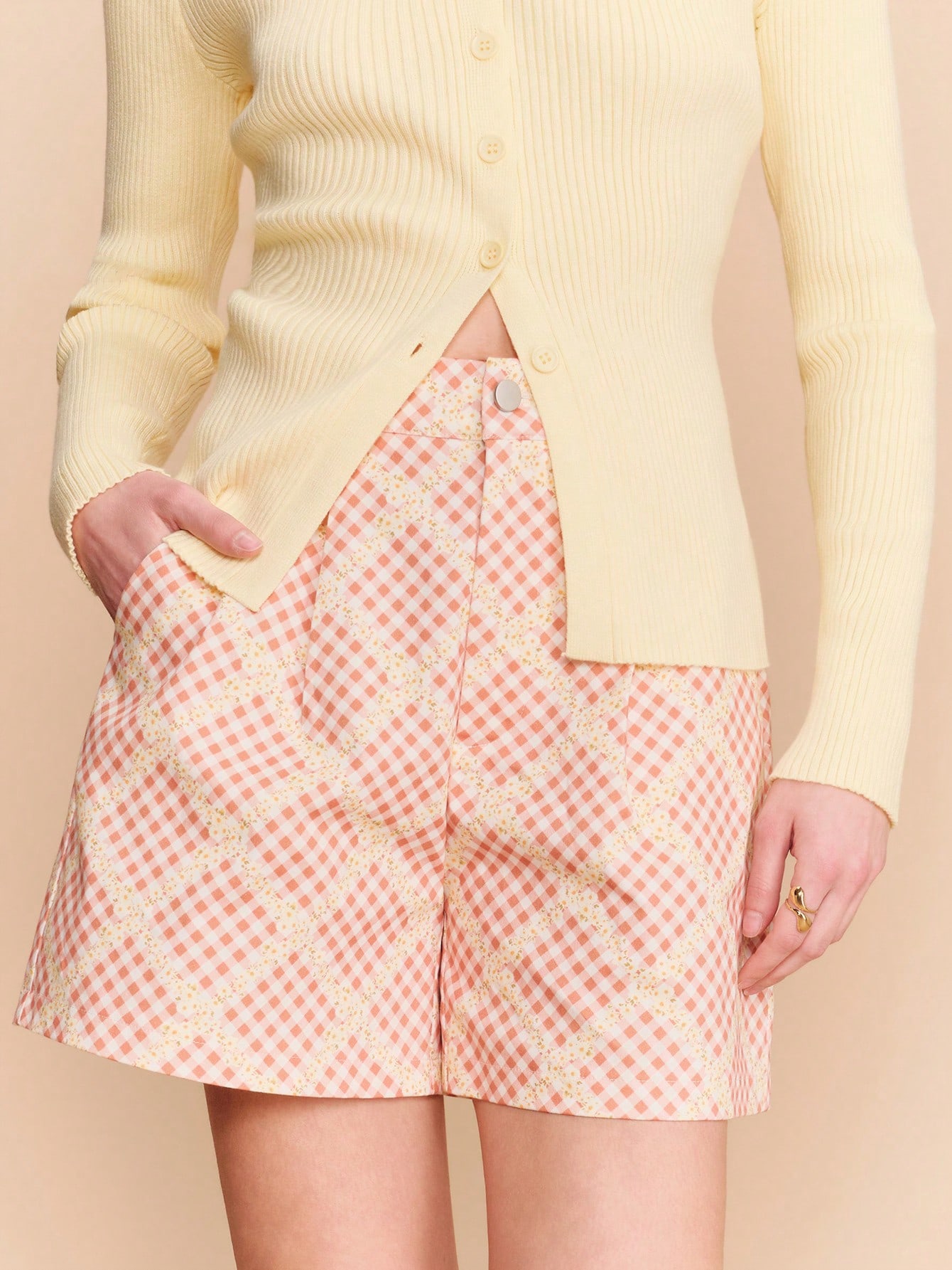 Shorts a quadretti bianchi e neri con stampa floreale albicocca, stile vintage primaverile ed estivo, stile francese parigino, adatti per l'ufficio e le vacanze