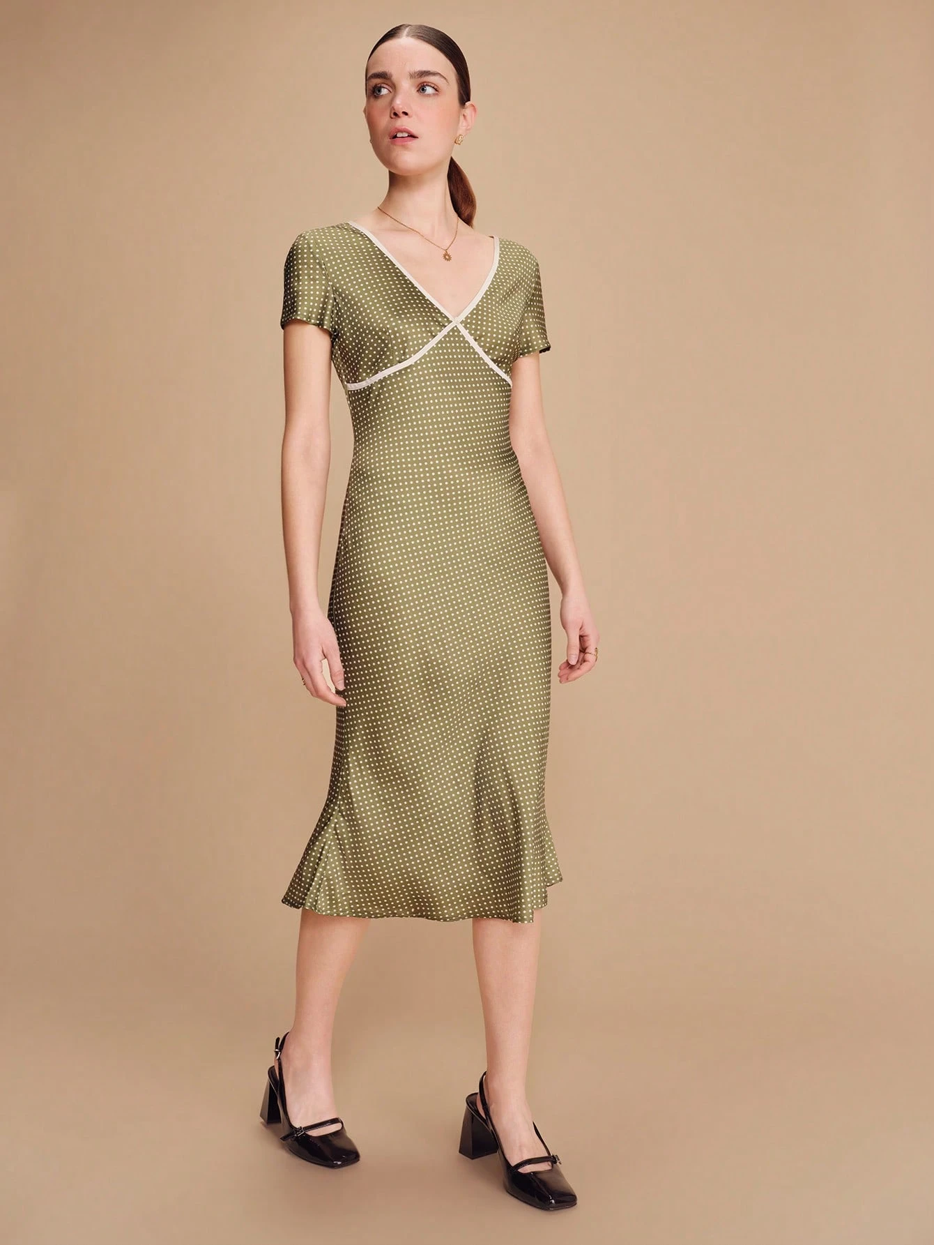 Vestido midi con lunares de color verde oliva con escote en V y detalles contrastados, estilo vintage de primavera y verano, estilo francés y parisino